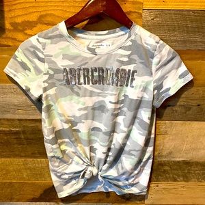 Girls abercrombie kids camo tee. Size 11/12.